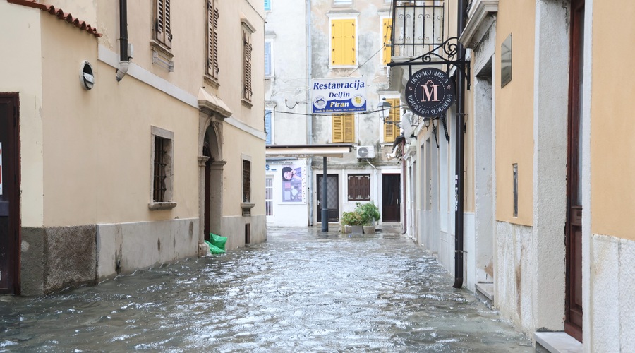 Poplavljena italijanska mesta, v Benetkah sprožili sistem jezov (foto: Bobo/Tomaž Primožič)