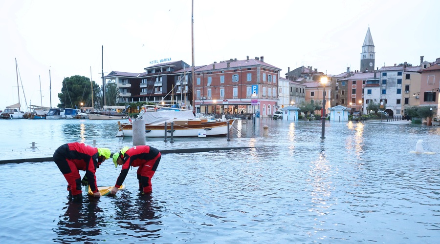 Začelo se je: reke naraščajo, morje že poplavlja (foto: Tomaž Primožič/Bobo)