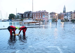 Začelo se je: reke naraščajo, morje že poplavlja