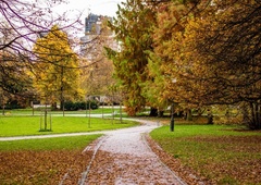 Posilstvo mladega dekleta v Tivoliju se ni zgodilo! Lažno informacijo je širil tudi Janez Janša