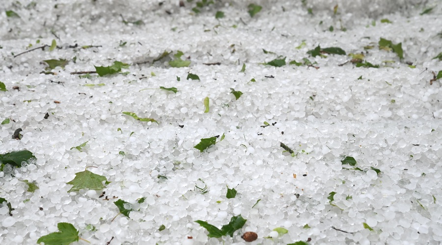 Po nalivih, poplavah in plazovih Slovenijo zajela še toča (foto: Bobo/Žiga Živulović)