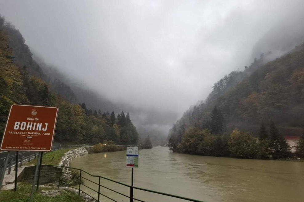 Narasla reka Sava Bohinjka. (foto: Facebook/neurje.si/posnetek zaslona)