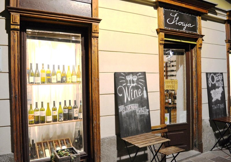 Turisti se zelo radi zaustavijo na pokušini slovenskih vin v Vinoteki Štorija na Trubarjevi 16.