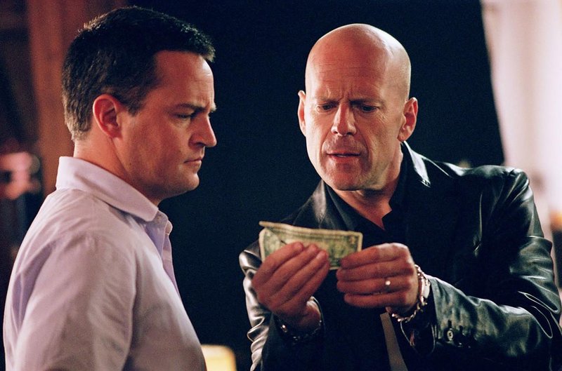 Matthew Perry in Bruce Willis v filmu Morilec mehkega srca.