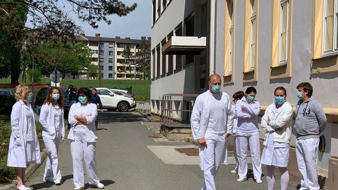 Zdravniki pred ptujsko bolnišnico v času epidemije koronavirusa. (foto: Bobo)