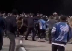 Šokantni prizori: v arabščini kričali "bog je velik", prebili varnostne kontrole in se zapodili proti letalu iz Tel Aviva (VIDEO)