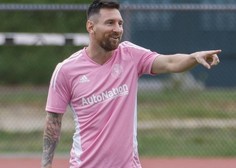 Messi že osmič dobitnik zlate žoge! Posvetil jo je nogometni legendi in svojemu rojaku