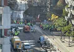 Huda delovna nesreča na gradbišču: porušil se je oder in pod sabo pokopal več delavcev