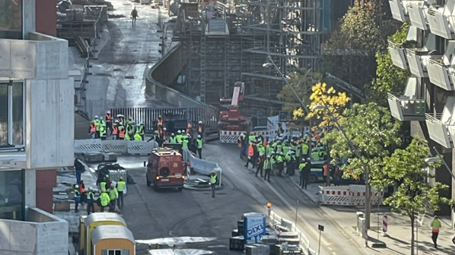 Huda delovna nesreča na gradbišču: porušil se je oder in pod sabo pokopal več delavcev (foto: Twitter/Posnetek zaslona)