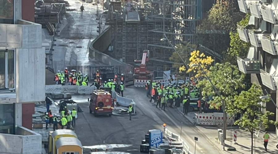 Huda delovna nesreča na gradbišču: porušil se je oder in pod sabo pokopal več delavcev (foto: Twitter/Posnetek zaslona)