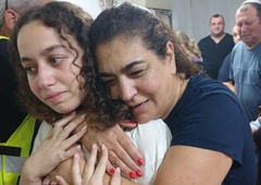 Izpuščena izraelska vojakinja je doma, bombardiranje Gaze se nadaljuje