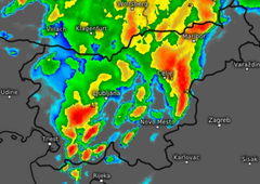 Vremenskim preglavicam ni videti konca: zaradi močnega deževja poplavilo več ulic, objektov in celo hotel