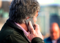 Moški, pozor! Tudi na to lahko vpliva pogosta uporaba mobilnega telefona