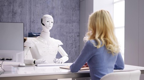 Smrt in digitalizacija: bomo lahko kmalu kupovali robote, ki bodo replike preminulih bližnjih?