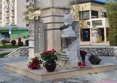 Občani slovenskega mesta razburjeni, na spomenike so narisali svastike (FOTO)