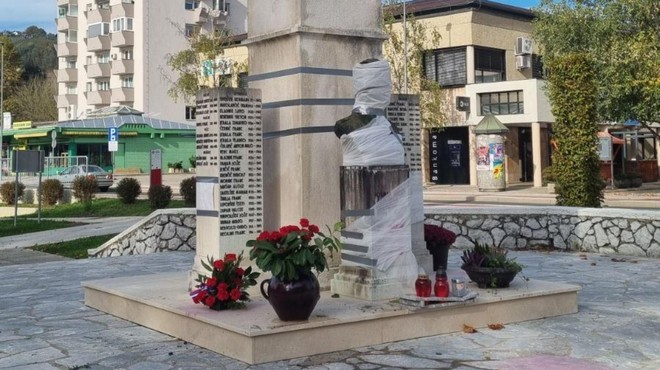 Prekrit spomenik na Trgu svobode. (foto: Facebook/Občina Sevnica)