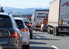 Na štajerski avtocesti promet ovira goreče vozilo, na več cestah po državi zastoji