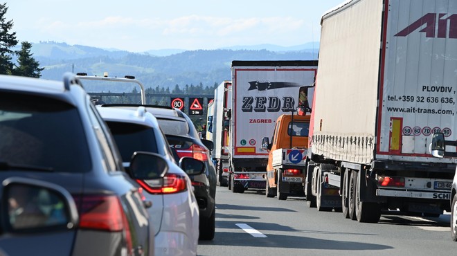 Vozniki, pozor! Zaradi prometne nesreče na štajerski avtocesti oviran promet, nastajajo daljši zastoji (foto: Bobo)