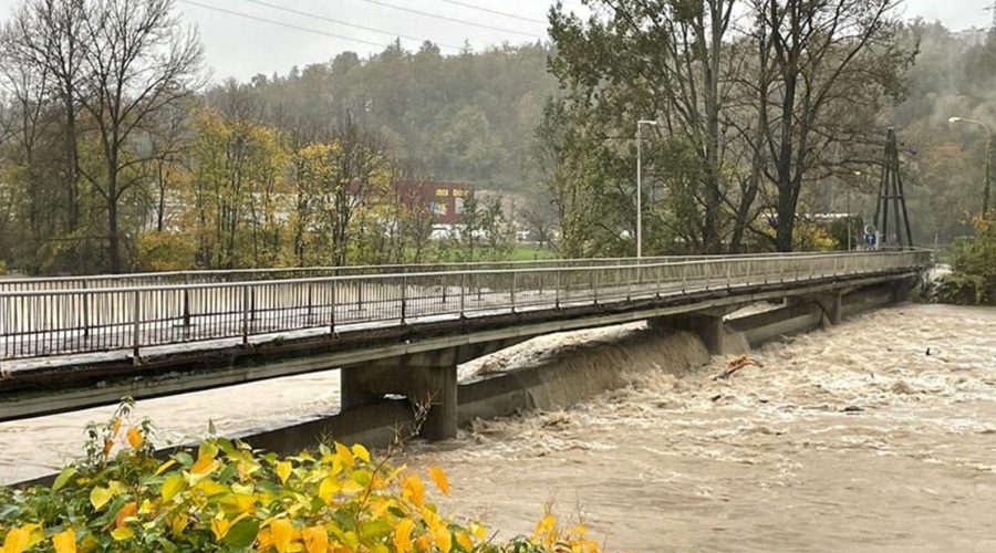 Kranju grozi ekološka katastrofa: Sava poplavila poškodovano kanalizacijsko cev, fekalne vode se lahko razlijejo po Sloveniji (foto: Facebook/posnetek zaslona)