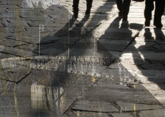 V Mariboru moškega s hčerko obkrožili štirje tujci (policija razkriva, kako se je razpletlo)