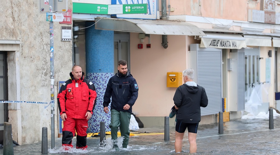 Pod vodo deli piranske punte, težave tudi v Izoli (foto: Bobo/Borut Živulović)