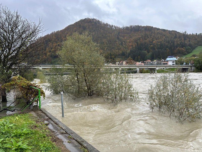 Mediji so prispevke o podnebnih spremembah v zadnjem času začeli opremljati s fotografijami in posnetki ekstremnega vremena.