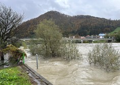 V Dravogradu evakuirali devet objektov, na Koroškem težave tudi zaradi plazov