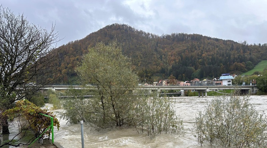 V Dravogradu evakuirali devet objektov, na Koroškem težave tudi zaradi plazov (foto: Bobo)