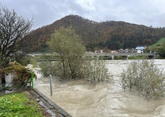 V Dravogradu evakuirali devet objektov, na Koroškem težave tudi zaradi plazov