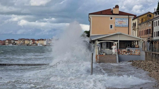 Voda zalila hotel in stanovanjske hiše: "V Piranu je, kot bi bil konec sveta" (FOTO in VIDEO) (foto: Facebook/Neurje.si/Sandi Babič)