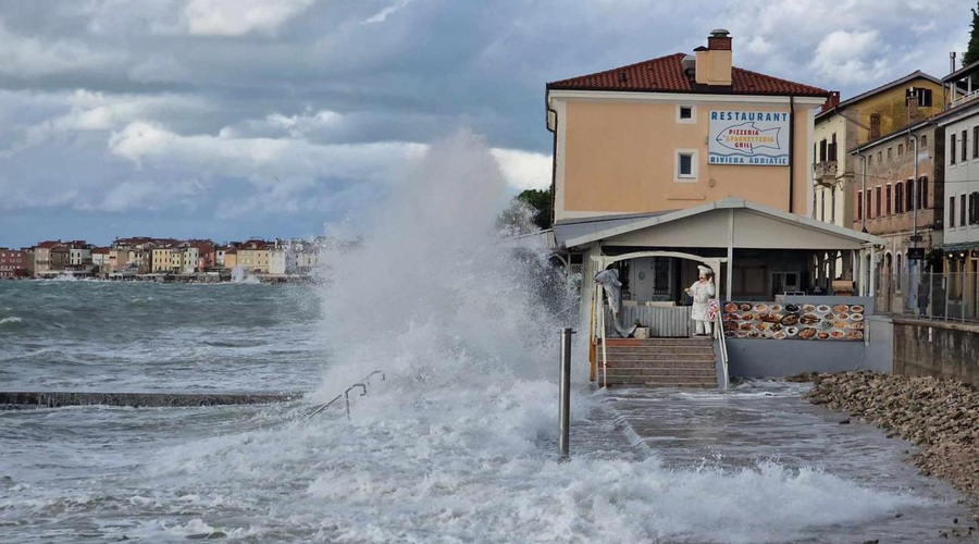 Voda zalila hotel in stanovanjske hiše: "V Piranu je, kot bi bil konec sveta" (FOTO in VIDEO) (foto: Facebook/Neurje.si/Sandi Babič)