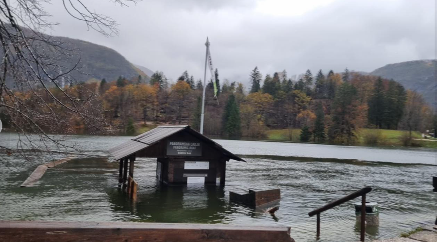 V Bohinju se je ob deževju sprožilo več zemeljskih plazov, evakuacije prebivalcev niso potrebne (foto: Zajeta slika/FB Info center Bohinj)