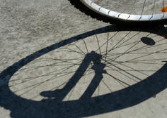 Huda prometna nesreča na Dolenjskem: kolesarju niso mogli več pomagati