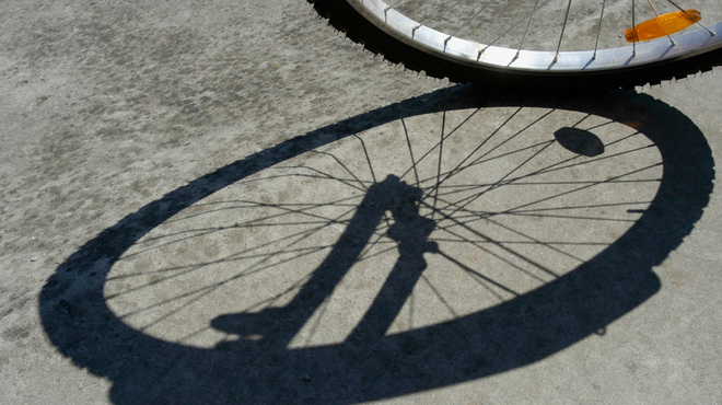 Huda prometna nesreča na Dolenjskem: kolesarju niso mogli več pomagati (foto: Profimedia)