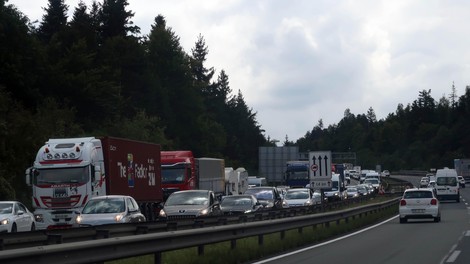 Primite se za glavo: takšne so zamude pred Vrhniko proti Ljubljani
