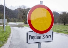 Zaradi poplav in zemeljskih plazov ponekod ceste popolnoma zaprte: v Idriji zapore zaradi snemanja filma