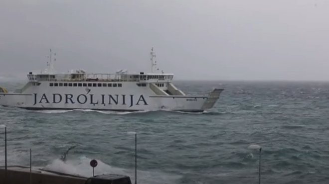 Dramatični prizori posledic neurja na Hrvaškem. Trajekti zaradi visokih valov niso mogli vpluti v pristanišče (foto: Facebook/Dnevnik.hr/posnetek zaslona)