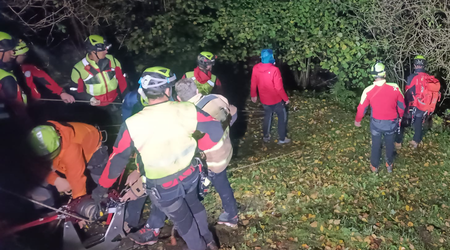 Huda nesreča na Koroškem: oseba zdrsnila po pobočju 300 metrov v globino in podlegla poškodbam (foto: PGD Dravograd)