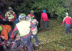 Huda nesreča na Koroškem: oseba zdrsnila po pobočju 300 metrov v globino in podlegla poškodbam