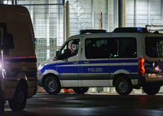 Drama v Nemčiji: vdrl na letališče in streljal, zdaj tam kot talko zadržuje svojo štiriletno hčerko
