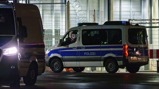 Drama v Nemčiji: vdrl na letališče in streljal, zdaj tam kot talko zadržuje svojo štiriletno hčerko (foto: Profimedia)