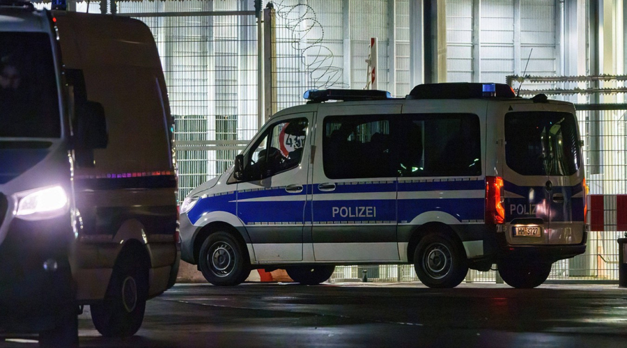 Drama v Nemčiji: vdrl na letališče in streljal, zdaj tam kot talko zadržuje svojo štiriletno hčerko (foto: Profimedia)