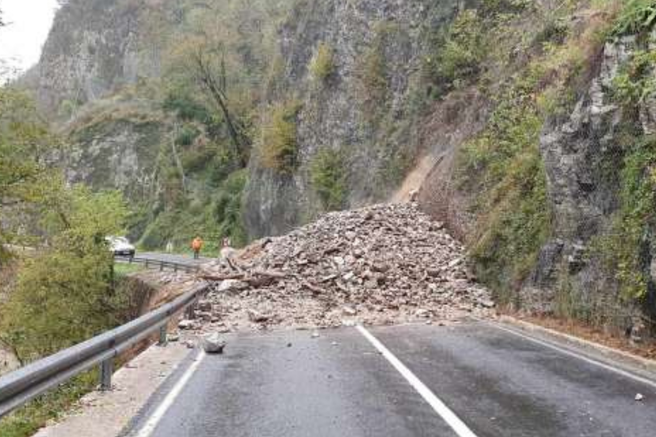 Cesta, ki jo je v nedeljskem neurju zasul plaz, bo še nekaj časa zaprta (preverite, katera)