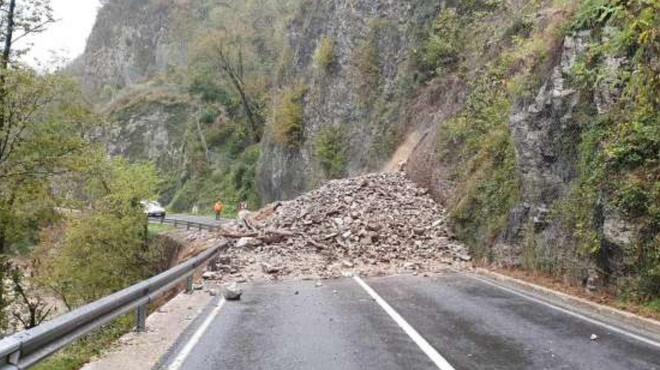 Geologi opozarjajo na povečano verjetnost zemeljskih plazov (tudi ko se bodo padavine umirile) (foto: Primorski val/STA)