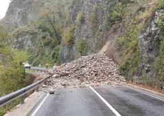 Težave zaradi obilnih padavin: nekateri Gorenjci brez elektrike, plaz ogroža stanovanjsko hišo, reke še vedno poplavljajo