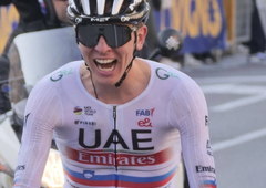 Blesteč zaključek sezone za Tadeja Pogačarja: v ciljnem sprintu zadnje dirke ugnal še najmočnejšega tekmeca