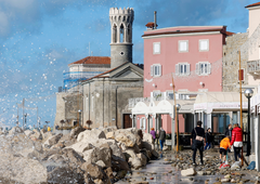 V Piranu poplavilo gostinske lokale ob morju: razdejana in neprevozna je piranska promenada