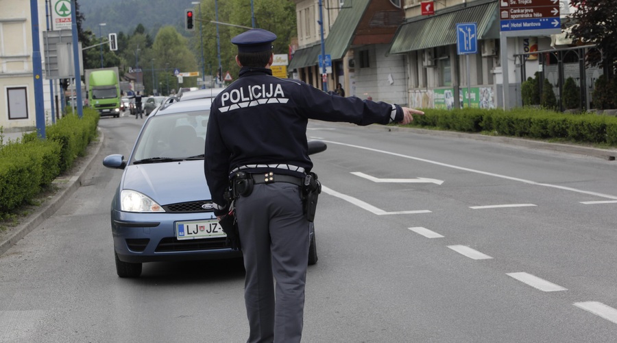 Vozniki, pozor: v prihajajočem tednu bodo policisti izvajali poostren nadzor (foto: Bobo)