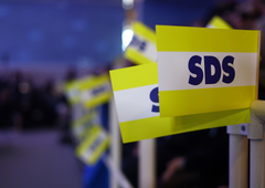 Je preiskovalna komisija odkrila znake korupcije? nekatera podjetja naj bi v zameno za koncesije nakazovala denar medijem blizu SDS