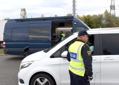 Policisti so konec tedna pridržali pet voznikov, ki so v avtomobilih prevažali tujce